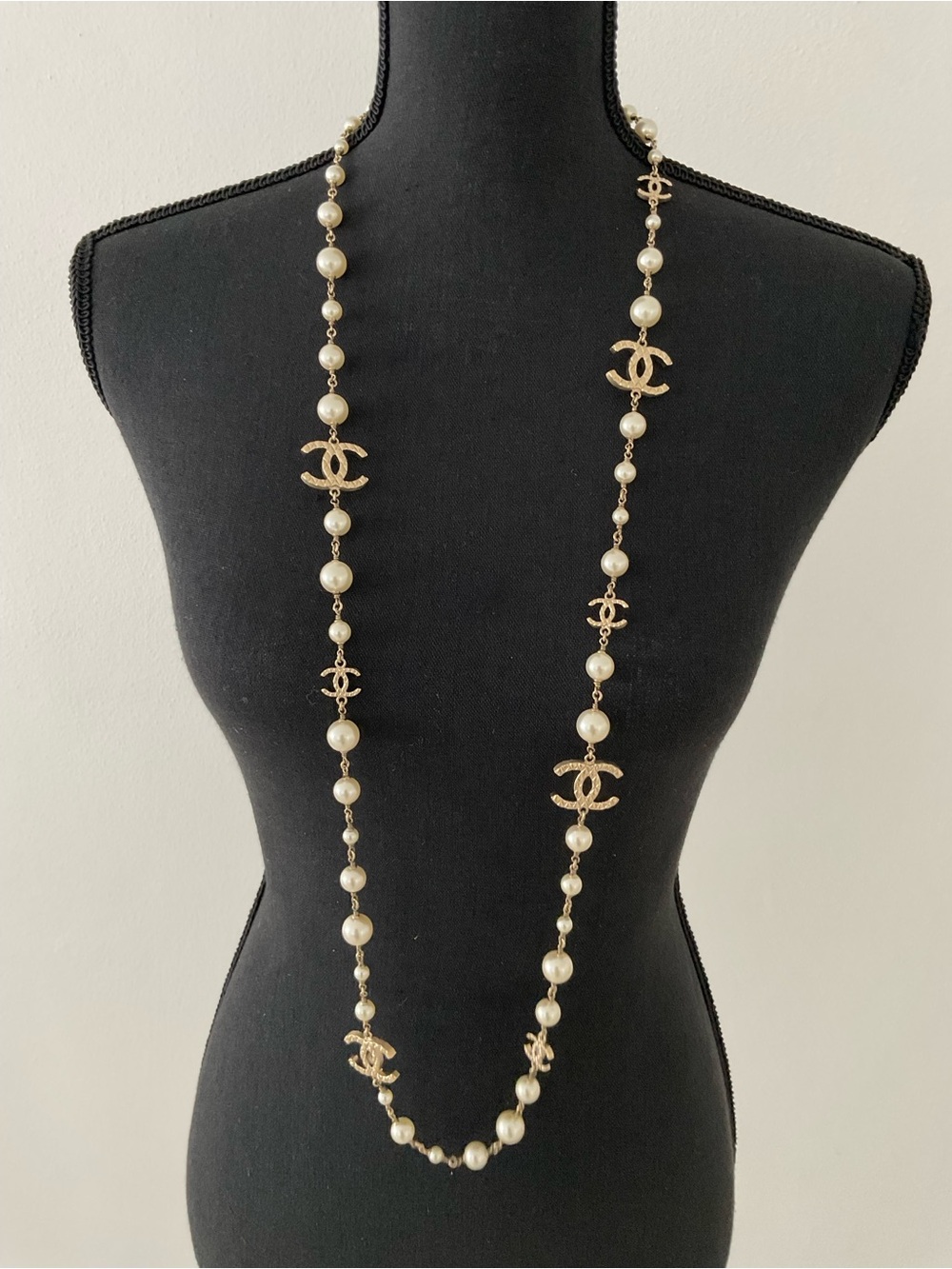 CHANEL Vintage Gold-Tone CC Logo Long Pearl Station Necklace